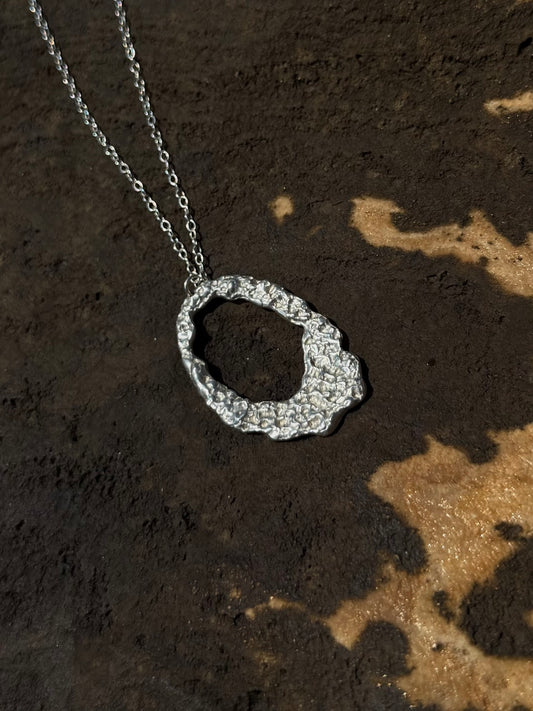Tide circle necklace