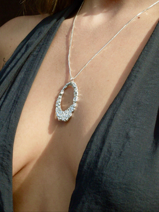 Tide circle necklace